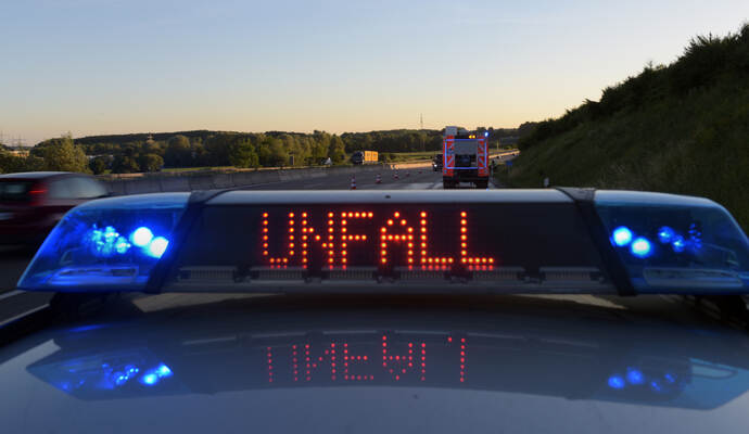 Die B35 war während der Bergungsmaßnahmen zwischen Lienzingen und Illingen komplett gesperrt.