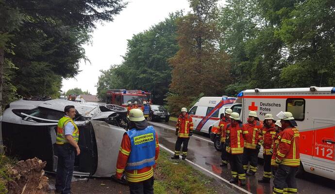 Um die Fahrerin befreien zu können, musste die Feuerwehr die Frontscheibe des Autos entfernen. Um die Fahrerin befreien zu können, musste die Feuerwehr die Frontscheibe des Autos entfernen.