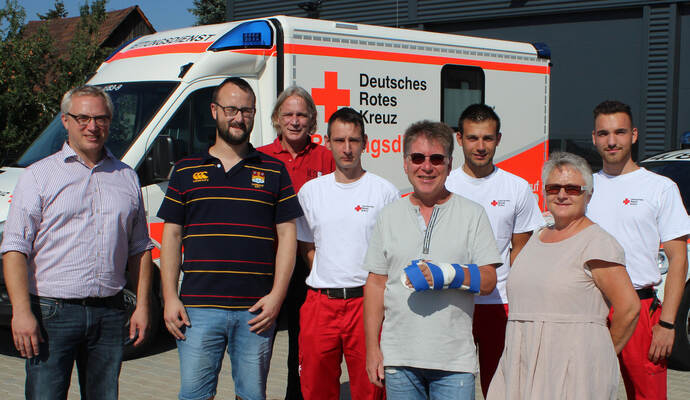Sie freuen sich über den perfekten Ablauf des Rettungseinsatzes (von links): Thomas Göttenauer (stellvertretender DRK-Rettungsdienstleiter), Notarzt Dr. Sebastian Bergler, Leitstellendisponent Joachim Kaussmann, Rettungssanitäter Björn Ziegler, Patient Klaus Lerche, Rettungsassistent Lars Zentner und Rettungsassistent Adrian Dubrau. Sie freuen sich über den perfekten Ablauf des Rettungseinsatzes (von links): Thomas Göttenauer (stellvertretender DRK-Rettungsdienstleiter), Notarzt Dr. Sebastian Bergler, Leitstellendisponent Joachim Kaussmann, Rettungssanitäter Björn Ziegler, Patient Klaus Lerche, Rettungsassistent Lars Zentner und Rettungsassistent Adrian Dubrau.