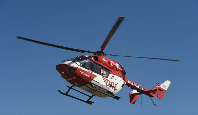 Mit einem Rettungshubschrauber wurde der schwer verletzte Motorradfahrer ins Krankenhaus gebracht.