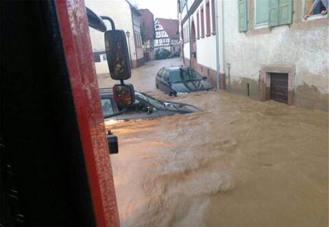 In Stein spülen Sturzbäche im Juni 2016 Autos durch die Gassen.
