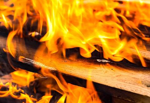 Mitten im Wald ist am frühen Montagmorgen ein Holzstapel in Flammen aufgegangen.