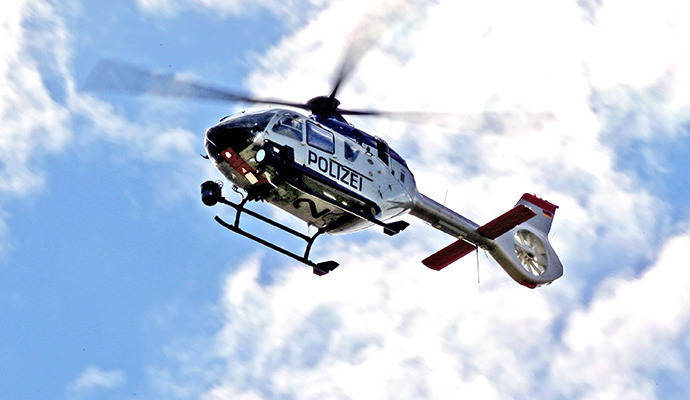 Die Polizei war am Montagnachmittag mit einem Hubschrauber auf der Suche nach einer vermissten Person.