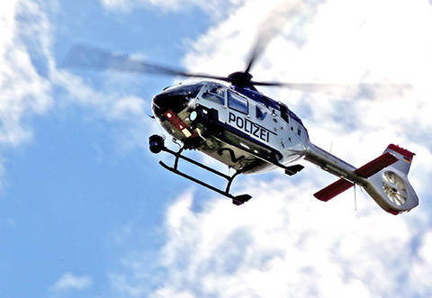 Die Polizei war am Montagnachmittag mit einem Hubschrauber auf der Suche nach einer vermissten Person.