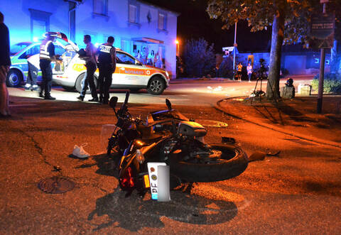 Die Beifahrerin des Motorrads musste mehrfach reanimiert werden und schwebt nun in Lebensgefahr.