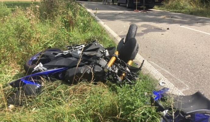 Auf der Landstraße zwischen Königsbach-Stein und Neulingen-Bauschlott ist ein Mopedfahrer tödlich verletzt worden. Auf der Landstraße zwischen Königsbach-Stein und Neulingen-Bauschlott ist ein Mopedfahrer tödlich verletzt worden.