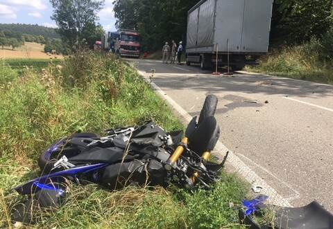 Auf der Landstraße zwischen Königsbach-Stein und Neulingen-Bauschlott ist ein Mopedfahrer tödlich verletzt worden.