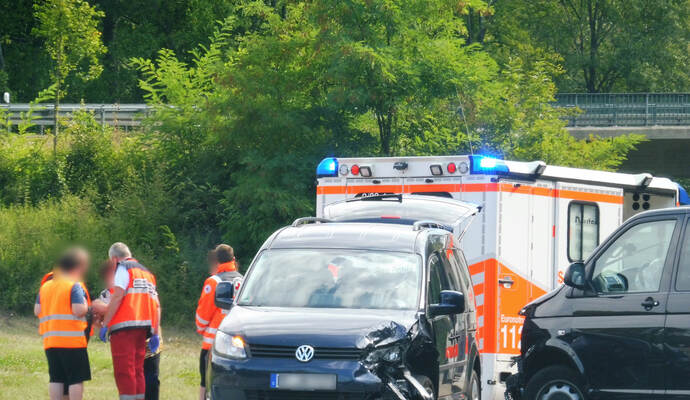 Beim Abbiegen auf die B35 bei Maulbronn hat ein VW-Fahrer den Gegenverkehr übersehen und ist dabei mit einem anderen VW zusammengestoßen.
