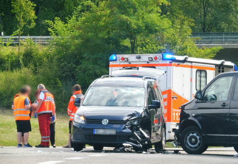 Beim Abbiegen auf die B35 bei Maulbronn hat ein VW-Fahrer den Gegenverkehr übersehen und ist dabei mit einem anderen VW zusammengestoßen.