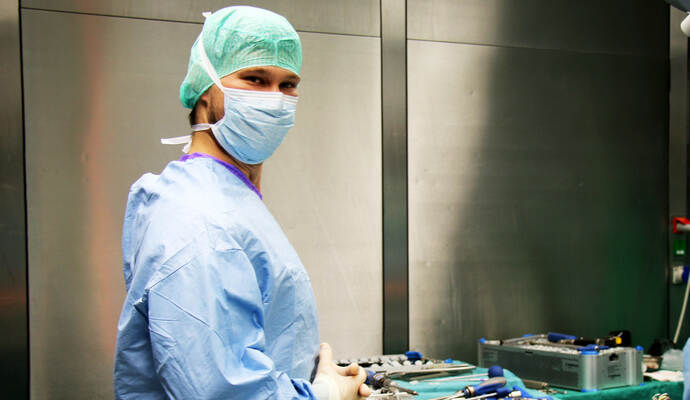 Jan-Luca im OP: Hier müssen alle Handgriffe sitzen.