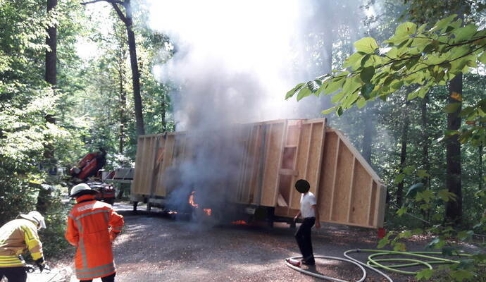 Der mit einem Fertighausteilen beladene Lkw war in Brand geraten.