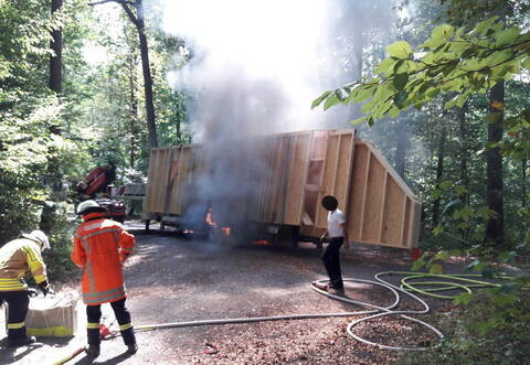 Der mit einem Fertighausteilen beladene Lkw war in Brand geraten.