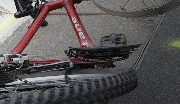 Der Radfahrer trug keinen Helm. Er wurde schwer verletzt. Der Radfahrer trug keinen Helm. Er wurde schwer verletzt.