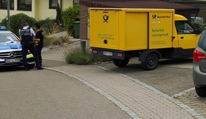 Ein elektrisches Postauto hatte sich in Enzberg selbstständig gemacht und dabei zwei Menschen leicht verletzt.