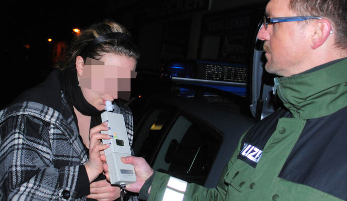 Die betrunkene Frau musste sich einem Alkoholtest unterziehen. Die betrunkene Frau musste sich einem Alkoholtest unterziehen.