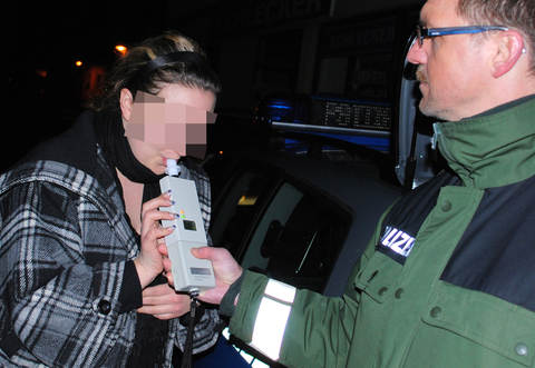 Die betrunkene Frau musste sich einem Alkoholtest unterziehen.