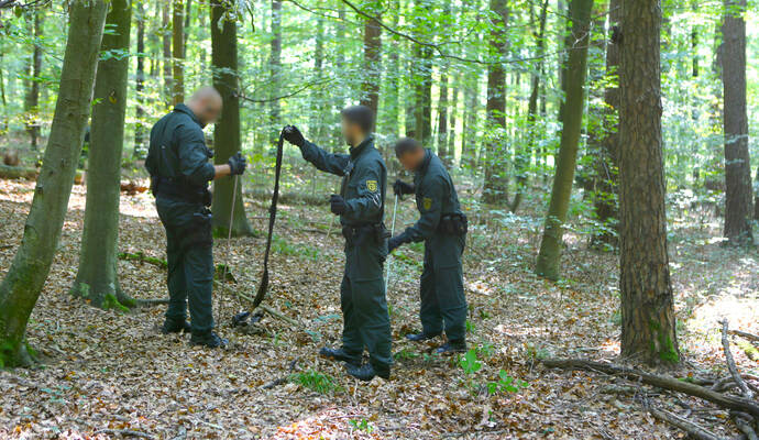 Polizisten suchen im Wald nach Hinweisen auf den vermissten Simon Paulus.