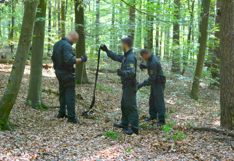 Polizisten suchen im Wald nach Hinweisen auf den vermissten Simon Paulus.