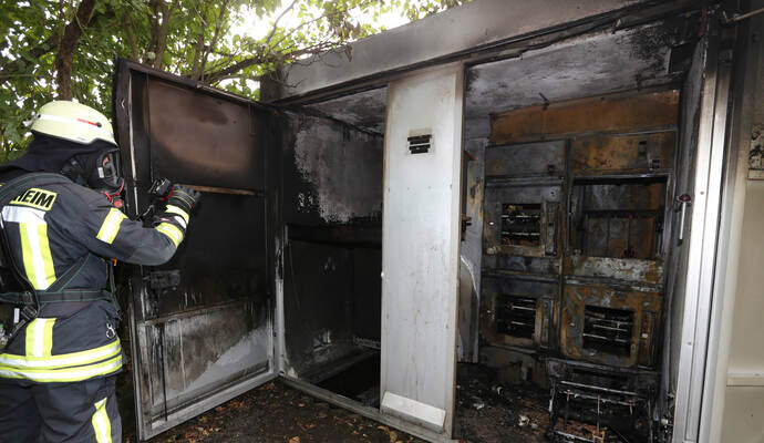 Die Feuerwehr löschte die Trafostation in Wimsheim.