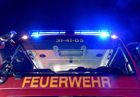 Die Feuerwehr eilte in der Nacht zum Sonntag zu dem brennenden Mercedes.