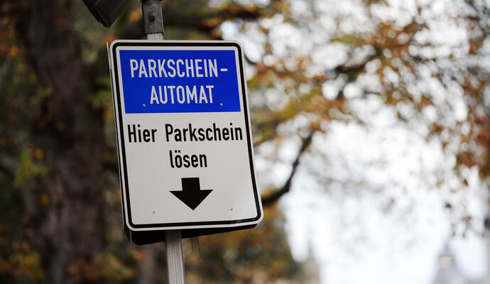 Der Junge konnte weder auf dem Spielplatz noch auf dem Parkplatz seine Familie entdecken.