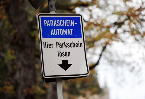 Der Junge konnte weder auf dem Spielplatz noch auf dem Parkplatz seine Familie entdecken.
