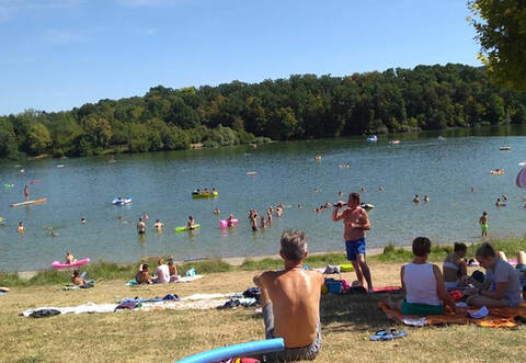 Der Badesee "Ehmetsklinge" in Zaberfeld (Kreis Heilbronn) lockt jedes Jahr auch viele Besucher aus der Region.