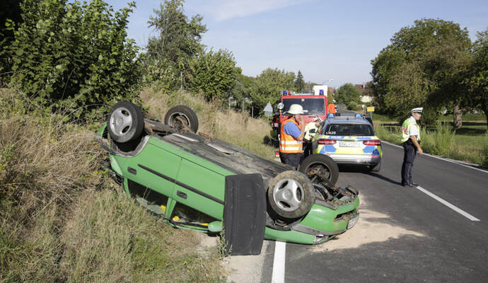 Der 24-Jährige hatte sich mit seinem Auto überschlagen, der Opel war auf dem Dach liegen geblieben.