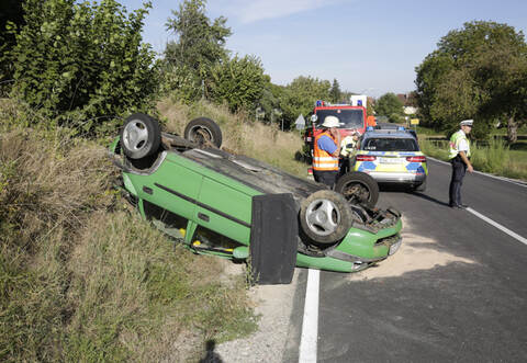 Der 24-Jährige hatte sich mit seinem Auto überschlagen, der Opel war auf dem Dach liegen geblieben.