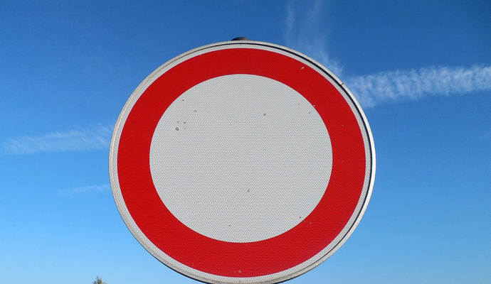 Die Mittelmarkierung auf der B35 muss erneuert werden.