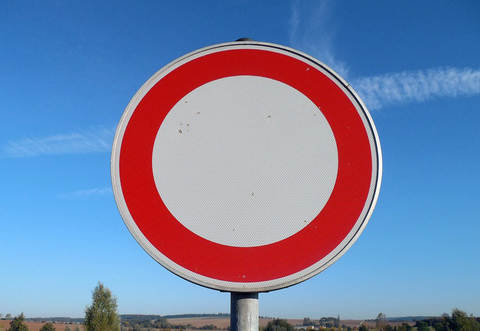 Die Mittelmarkierung auf der B35 muss erneuert werden.