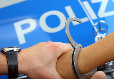 Als sich der 17-Jährige aus zu Hause nicht beruhigen ließ und aggressiv war, nahmen ihn die Beamten in Gewahrsam.