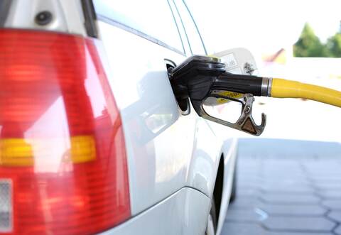 Nach dem Tanken ging es am Mittwochabend für viele Autofahrer nicht mehr weiter. Ein Sattelzug versperrte den Weg.