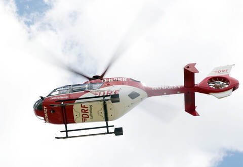 Der 77-Jährige musste durch einen Rettungshubschrauber in einer Spezialklinik geflogen werden. 