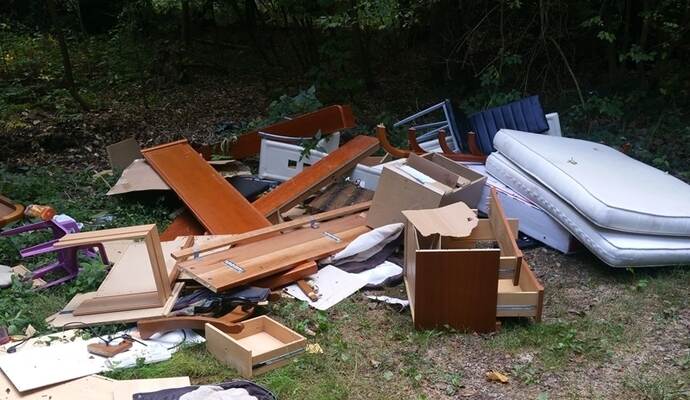 Keine 20 Meter abseits der Straße von Birkenfeld nach Neuenbürg haben bislang Unbekannte Möbel, Müll und eine Matratze abgeladen. Foto: Privat Keine 20 Meter abseits der Straße von Birkenfeld nach Neuenbürg haben bislang Unbekannte Möbel, Müll und eine Matratze abgeladen. Foto: Privat