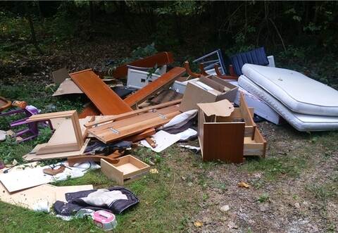 Keine 20 Meter abseits der Straße von Birkenfeld nach Neuenbürg haben bislang Unbekannte Möbel, Müll und eine Matratze abgeladen. Foto: Privat