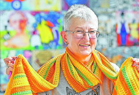 Verwandelt Klimadaten in Schals: PZ-Leserin Gabriele Stenzel aus Tiefenbronn.