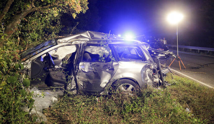 Der Wagen des 36-Jährigen wurde bei dem Unfall komplett zerstört. Der Wagen des 36-Jährigen wurde bei dem Unfall komplett zerstört.