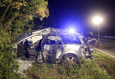 Der Wagen des 36-Jährigen wurde bei dem Unfall komplett zerstört.
