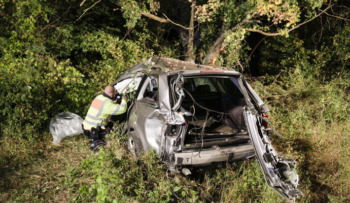 Bei dem Unfall wurde der Wagen des 36-Jährigen komplett zerstört. Bei dem Unfall wurde der Wagen des 36-Jährigen komplett zerstört.