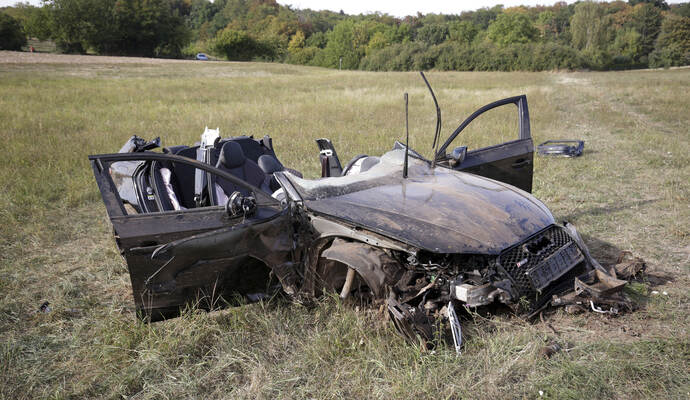Der Audi wurde bei dem Unfall total zerstört, der Fahrer erlitt schwere Verletzungen.