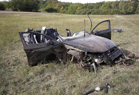 Der Audi wurde bei dem Unfall total zerstört, der Fahrer erlitt schwere Verletzungen.