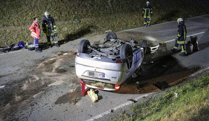 Ende einer Verfolgungsjagd: Ein 38-jähriger Ford-Focus-Fahrer hatte sich zwischen Illingen und Schützingen überschlagen. Ende einer Verfolgungsjagd: Ein 38-jähriger Ford-Focus-Fahrer hatte sich zwischen Illingen und Schützingen überschlagen.