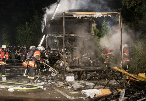 Der Lkw brannte komplett aus, der Schaden ist immens.