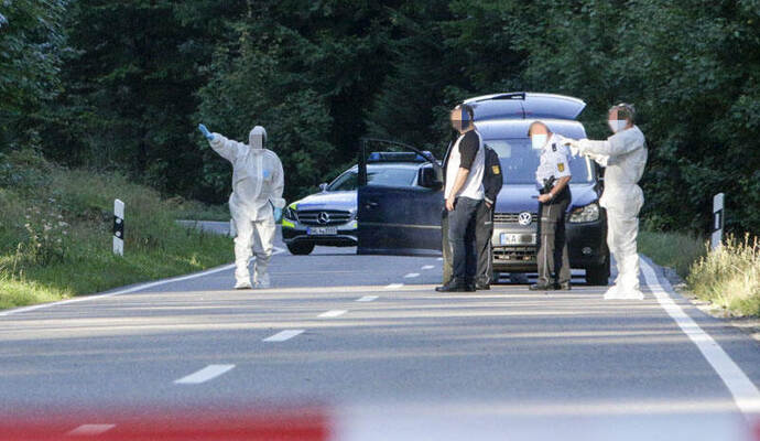 Bei Tageslicht haben die Ermittler den Fundort einer Leiche zwischen Dobel und Bad Herrenalb noch einmal genauer untersucht. Noch ist unklar, wer die Person ist, die offenbar Schusswunden aufweist. Bei Tageslicht haben die Ermittler den Fundort einer Leiche zwischen Dobel und Bad Herrenalb noch einmal genauer untersucht. Noch ist unklar, wer die Person ist, die offenbar Schusswunden aufweist.