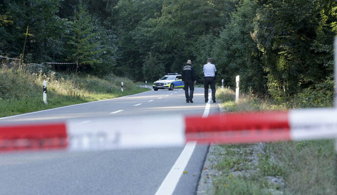 Hinter der Polizeiabsperrung suchten die Beamten nach Spuren. Hinter der Polizeiabsperrung suchten die Beamten nach Spuren.