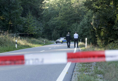 Hinter der Polizeiabsperrung suchten die Beamten nach Spuren. 