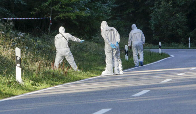 Bei Tageslicht wurde der Fundort der Leiche neben der L340 zwischen Dobel und Bad Herrenalb von den Spurensuche-Experten noch einmal genauer unter die Lupe genommen. Bei Tageslicht wurde der Fundort der Leiche neben der L340 zwischen Dobel und Bad Herrenalb von den Spurensuche-Experten noch einmal genauer unter die Lupe genommen.
