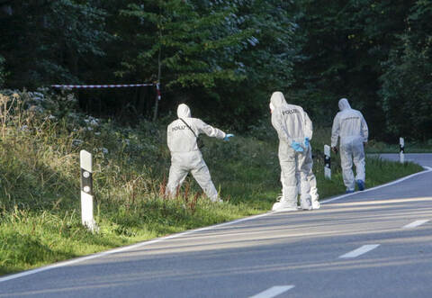 Bei Tageslicht wurde der Fundort der Leiche neben der L340 zwischen Dobel und Bad Herrenalb von den Spurensuche-Experten noch einmal genauer unter die Lupe genommen.