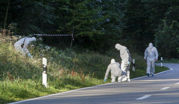 Die Spurensuche am Tatort der Bluttat an der L340 zwischen Dobel und Bad Herrenalb ist beendet. Jetzt wird eine im Rhein gefundene Schusswaffe untersucht. Ist das die Tatwaffe? Die Spurensuche am Tatort der Bluttat an der L340 zwischen Dobel und Bad Herrenalb ist beendet. Jetzt wird eine im Rhein gefundene Schusswaffe untersucht. Ist das die Tatwaffe?